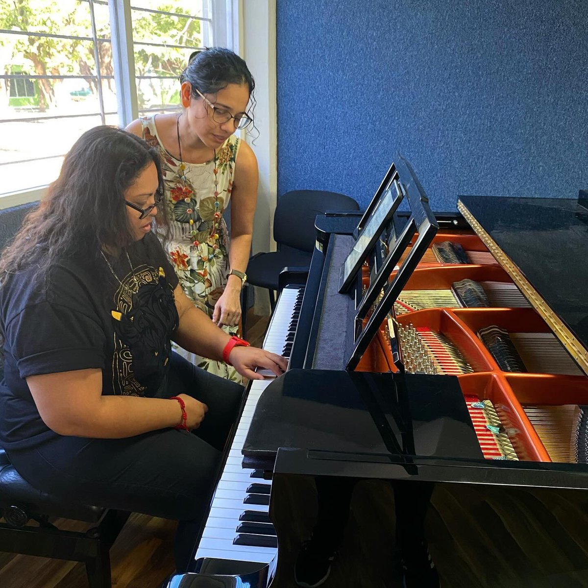 beatrizgmusica's tweet photo. Estas son algunas fotos del “Taller didáctico para la enseñanza de la música: piano” dirigido por la Dra. Glenda Courtois al que asistí a finales de enero en la Facultad de Música de la UNICACH.

#piano #pianista #pianist #famunicach #unicach #enseñanzamusical #maestradepiano https://t.co/np9b7qOUis