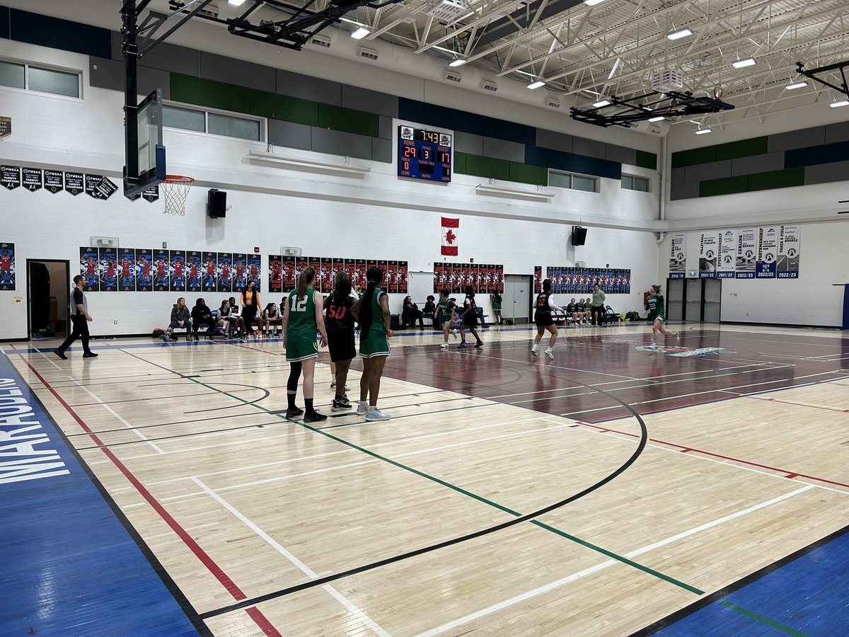Varsity Girls action now! Marauders take on Holy Trinity in a close game in the second half @fmpsd @EcoleMcTavish #ymmsports