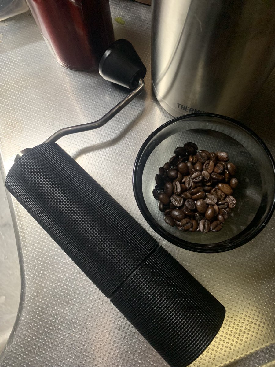 hhyouki1958's tweet photo. 最近嫁さんが会社にお茶とコーヒーの水筒を持参しているので朝に手挽きミルを使用して、サーモスのコーヒーメーカーで淹れています☕️
やはり、打撃型のプロペラの電動ミルより手挽きミルが如何に美味しくなるか素人でも解ります‼️
ちゃんと丁寧に豆🫘を挽くことが大切ですね🥰
#タイムモア
#C3MAX https://t.co/0WbUHzpgMy