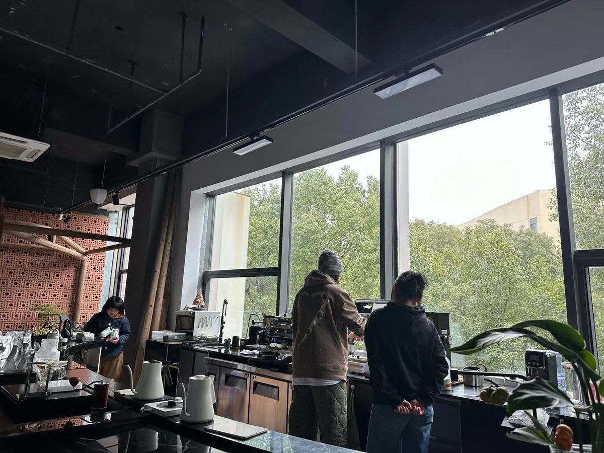 Saltsoda111's tweet photo. It's hard to see a girl this tall in south China. She looks 180cm tall. #Jiangxi #CoffeeTime #CoffeeLover #bbtvi #Hambela #Ethiopian #Hambelabean https://t.co/dDlsDapgRA