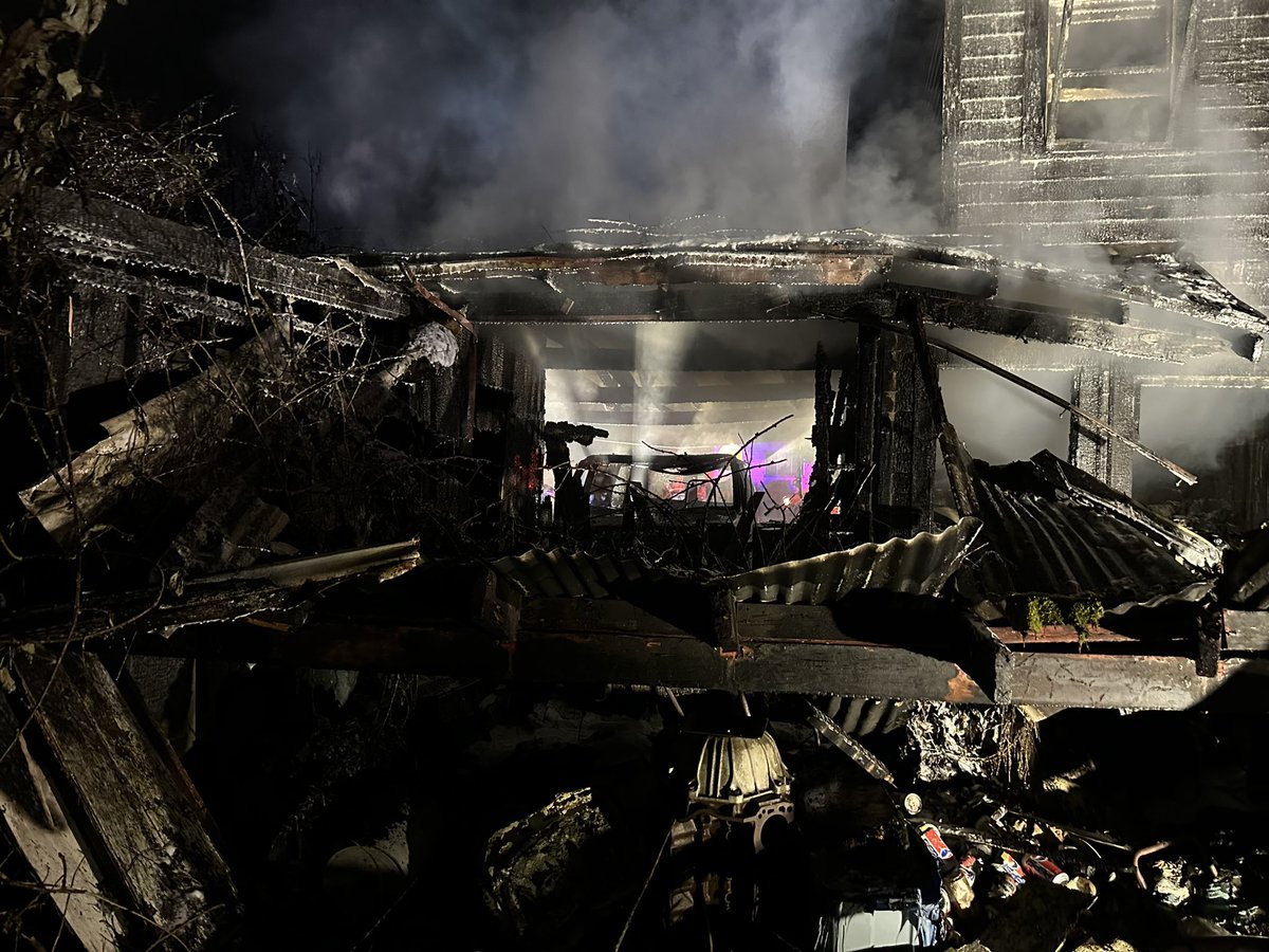 SalemFireDept's tweet photo. The situation is now under control, with efforts focused on preventing any further spread. No injuries have been reported, and the cause of the fire is currently under investigation. https://t.co/oDRCBXhpqv