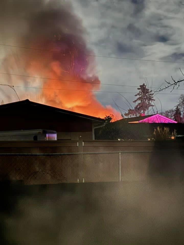 SalemFireDept's tweet photo. The situation is now under control, with efforts focused on preventing any further spread. No injuries have been reported, and the cause of the fire is currently under investigation. https://t.co/oDRCBXhpqv