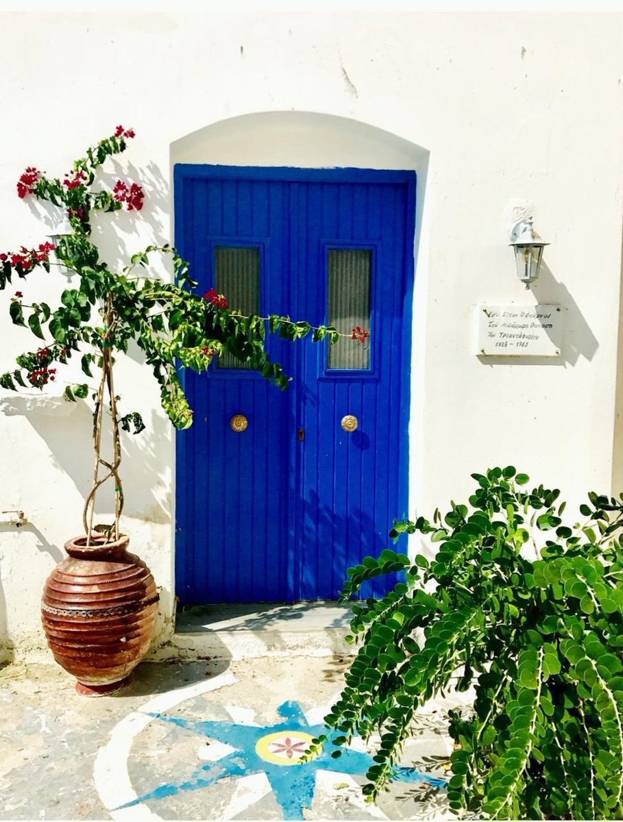 GreekPictures's tweet photo. A doorway in #Lefkes village of #Paros, not just an entry to a home but a portal to the tranquility of Greek island living. 🇬🇷
📷 christophederumaux https://t.co/1HnHqlTiS3