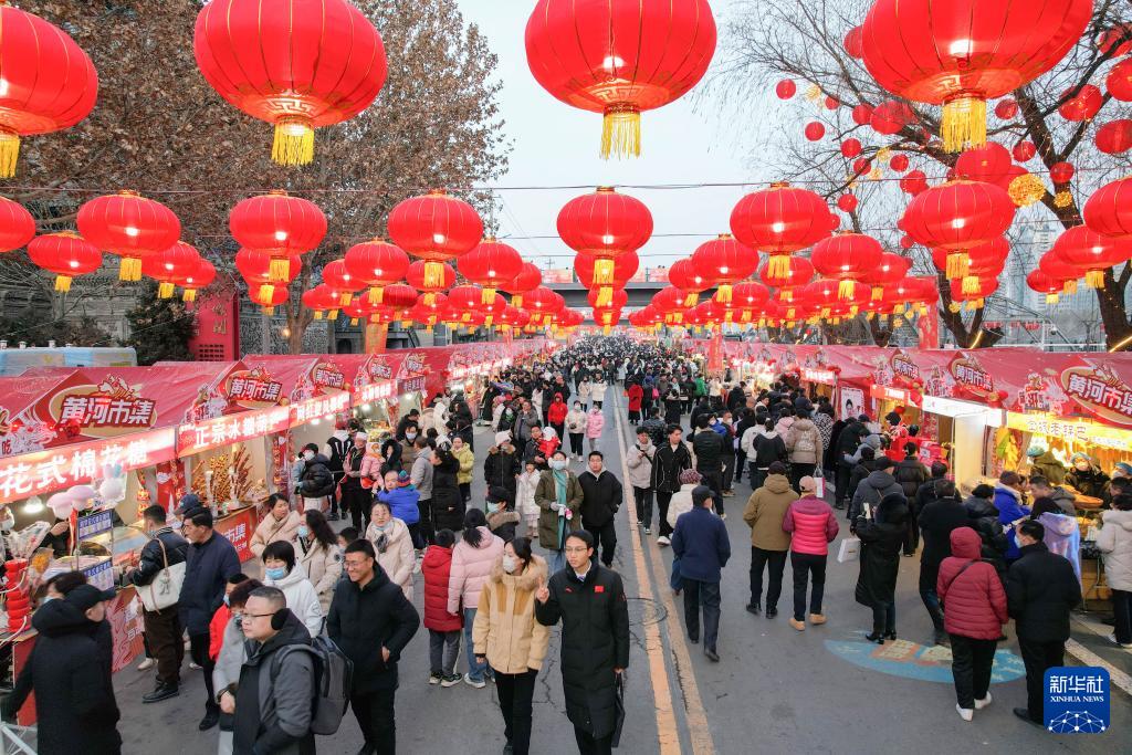 PDChinese's tweet photo. 【逛大集 購年貨 熱鬧迎新年】春節臨近，中國各地的年貨市場生意紅火，呈現出熱熱鬧鬧的景象。人們在大集上購買商品、采辦年貨，喜迎農歷新年。 https://t.co/EUbxrhlJUO
