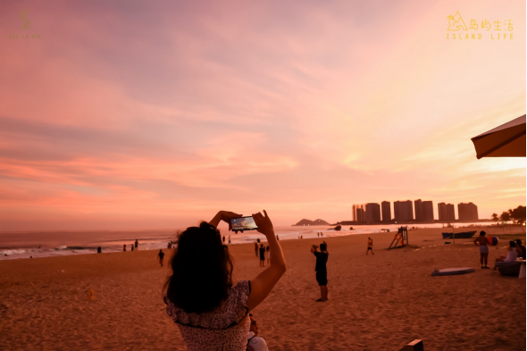 ContactHainan1's tweet photo. Here is an entire orange ocean (referring to the golden sea under the setting sun); Here is #Wanning, #Hainan. https://t.co/9ejPb8YaPX