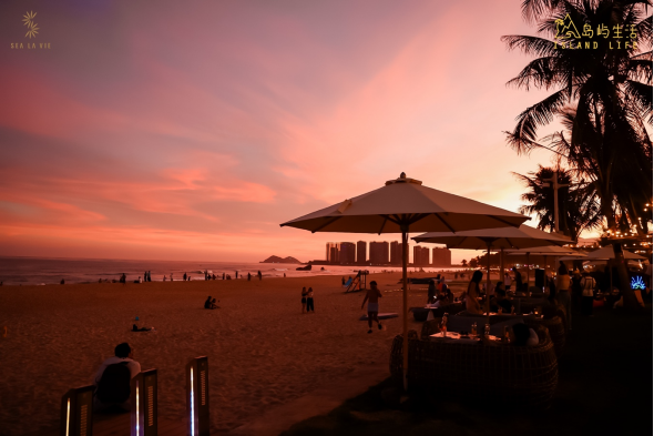 ContactHainan1's tweet photo. Here is an entire orange ocean (referring to the golden sea under the setting sun); Here is #Wanning, #Hainan. https://t.co/9ejPb8YaPX