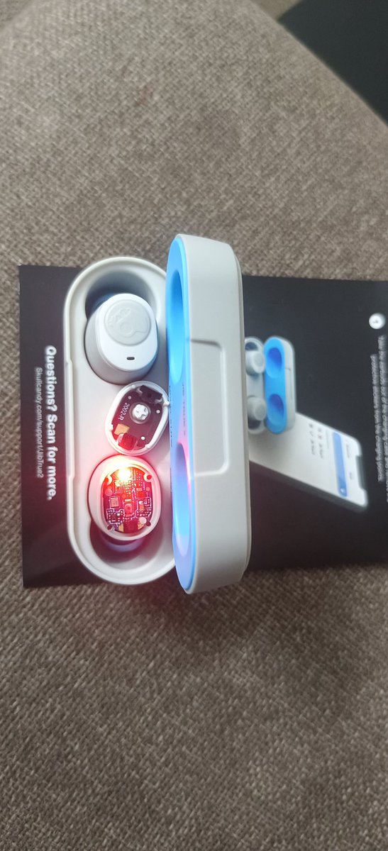 vikram_ramki's tweet photo. One fine day, my brand new skullcandy jib's top part came off. When I wrote to their customer care, they replied saying that it cannot be replaced. I am wondering what the criteria are for replacement then? Is anyone else facing the same problem?
@skullcandy @SkullcandyIndia https://t.co/pZ3vxCjH5D