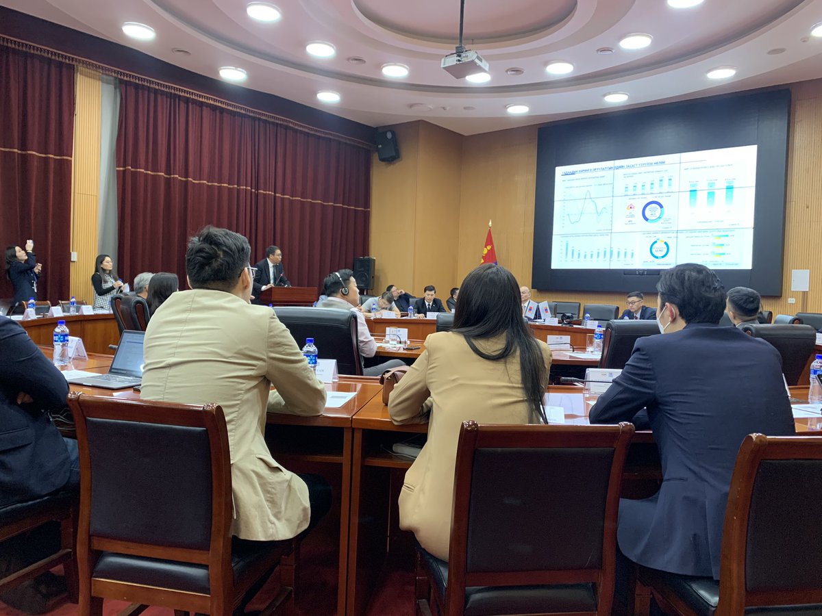 Панел биш хэлэлцүүлэг гэснээ модератор нь “Экспертүүд л яриарай” гээд хэдэн нэр цохоод философийн шинжтэй асуулт асуугаад явчихдаг юм байна