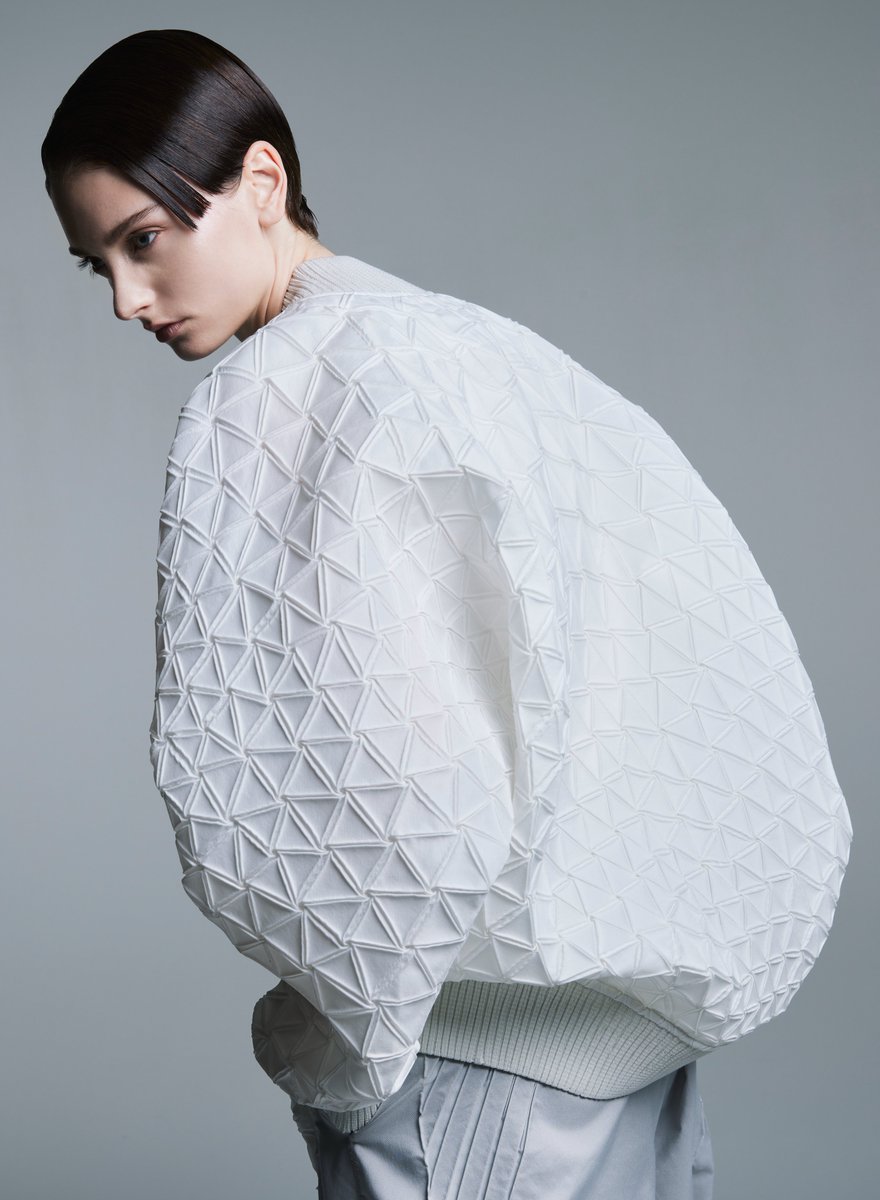 #21_21designsight 企画展「#未来のかけら: 科学とデザインの実験室」(<a href="/2121DESIGNSIGHT/">21_21 DESIGN SIGHT</a>)にて、A-POC ABLE ISSEY MIYAKE と Nature Architects の協働による全く新しい衣服を展示します。

3/29より開催です。詳細はこちら。
2121designsight.jp/program/future…

© ISSEY MIYAKE INC. (画像２枚目)
