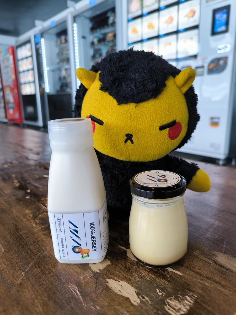 湧別町計呂地のARVO24へ
近くの中谷牧場さんがやってる新しくできた24時間無人販売所。美味しそうなジャージー牛乳やプリン、アイスも売ってます。プリンも牛乳も濃厚で美味しかった！
#旅するギスくん