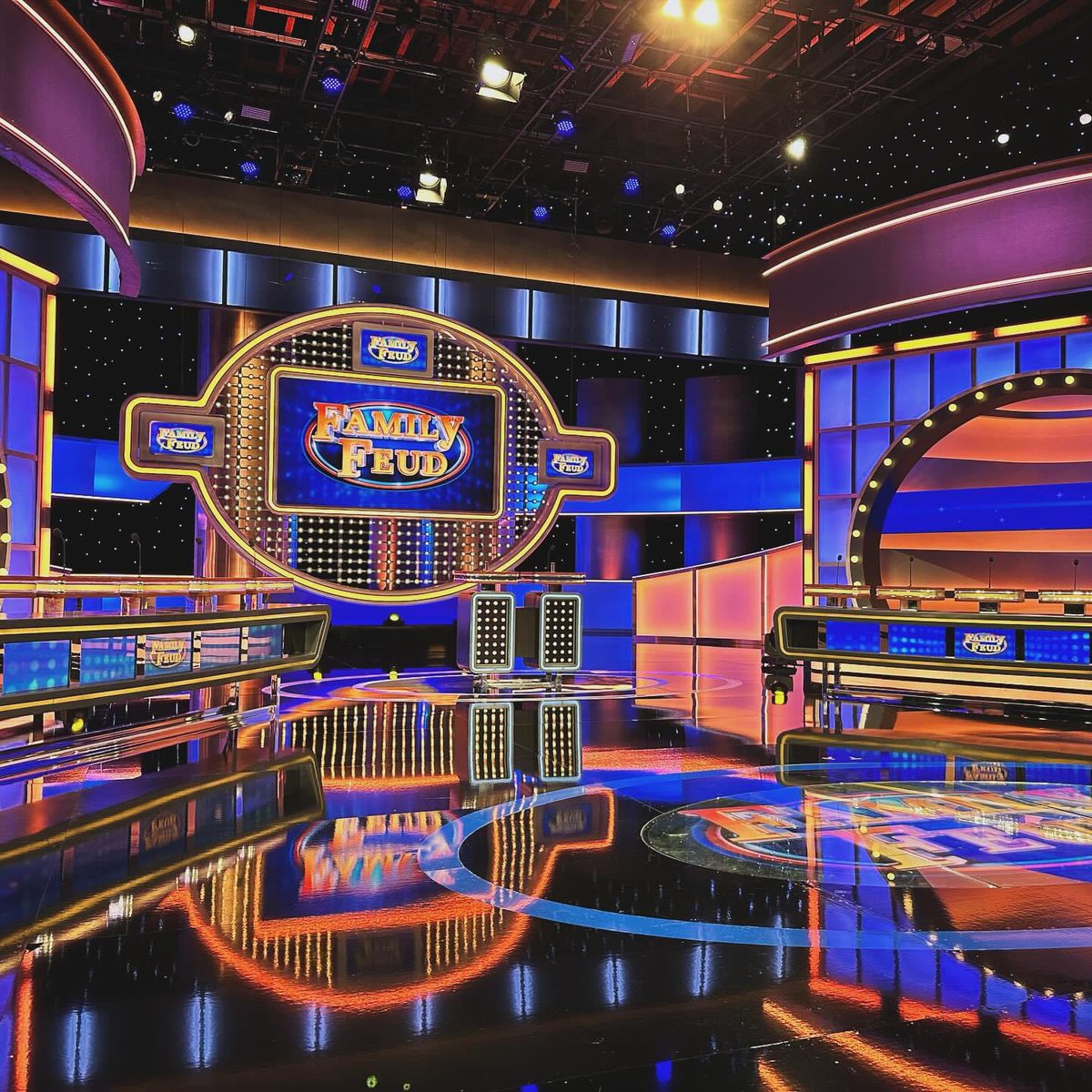 Dawgsfan0311's tweet photo. Great time and even better experience being able to play #FamilyFeud today. Definitely an experience we will never forget & of course @IAmSteveHarvey is funny as hell & an even better person! #goodanswer #familyfeud #itsupthere #gameshow https://t.co/sYDiMCPFQt