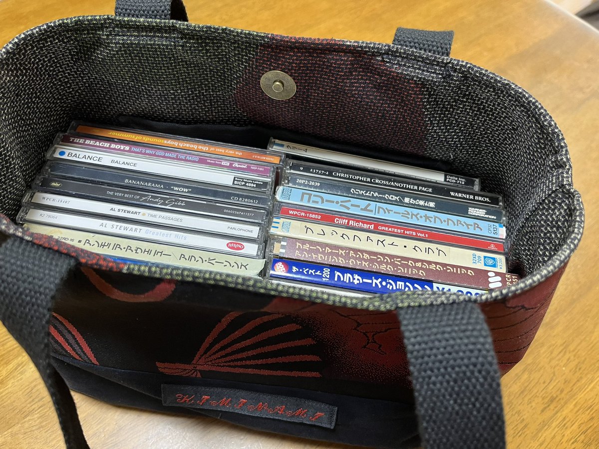 echimatsuya's tweet photo. 音楽ファンのお客さまよりオーダーいただいた「CDトートバッグ」
西陣織扇柄🪭黒地帯と上質人工皮革を使用
CD約20枚まで収納できます💿💿
普段使い〜さまざまなシーンでご愛用いただけますように❤️
#CDバッグ　#洋楽 https://t.co/TkJFEGv6k2