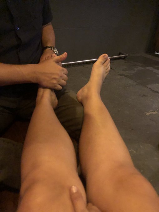 Uma massagem gostosa no meu pezinho 😜 https://t.co/3Af6k7CHAN