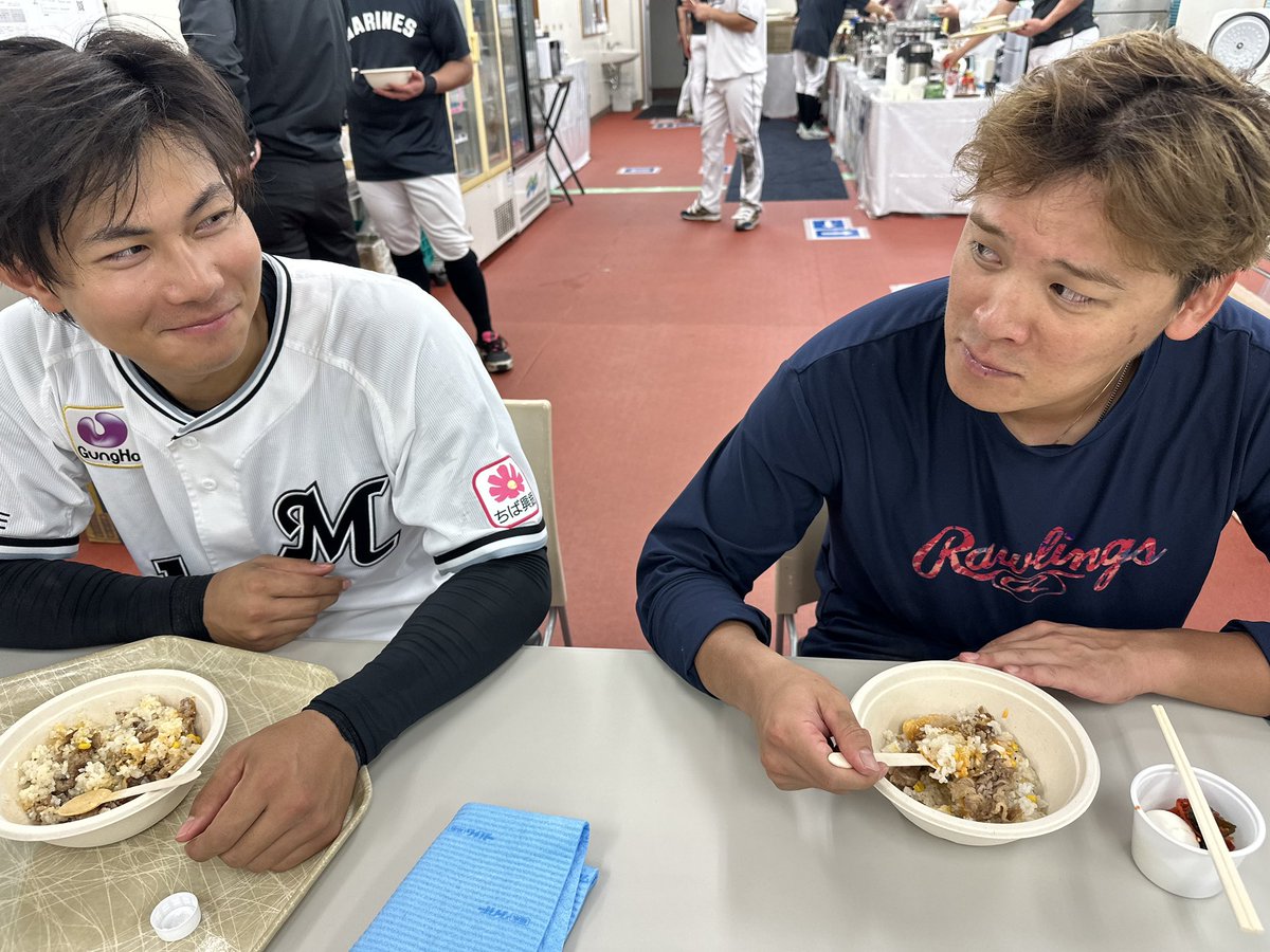 chibalotte_pr's tweet photo. #藤原恭大 選手と #石川慎吾 選手が、一緒にランチを食べていました！ 皆さま、かっこよすぎて携帯から火が出ないようにお気をつけください……笑
#chibalotte #広報 #MarinesSpringCamp https://t.co/3eRada9bnd