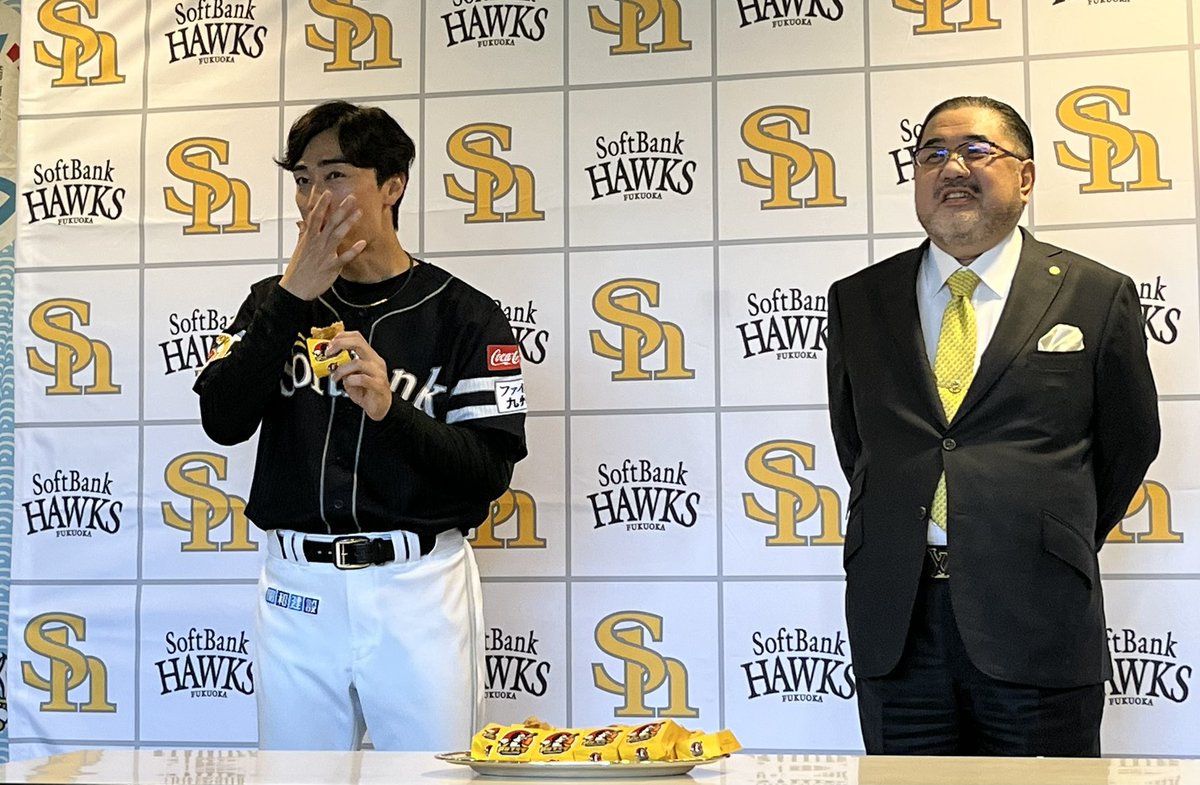 HAWKS_official's tweet photo. PayPayドーム新名物グルメ
#鷹のアジフライ が登場‼️

アジフライ大好きという #和田毅 投手はカレー風味がとっても美味しいと大絶賛🤩🍴

勝利を運ぶアジフライを食べて、今シーズンのホークスを後押ししよう📣
3/3からPayPayドームで発売🙌

詳細は👇
https://t.co/pP5s56cGnM

#sbhawks https://t.co/oRmGoagM2A