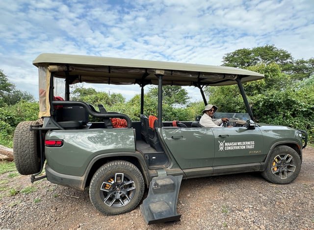 A Rivian R1T on a unique mission in Kenya! 🚙 Spotted sneaking up on animals, this modified R1T is owned by the Maasai Wilderness Conservation Trust. Combining innovation and conservation for a sustainable future! 🦓🌿 
#RivianR1T #ConservationMission #ElectricAdventure $RIVN