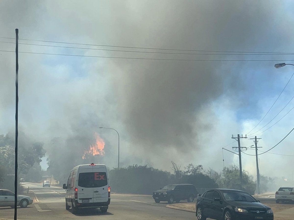 JayStill4's tweet photo. 🔥#Bushfire #BULLSBROOK, CITY OF SWAN
HURD RD and CHITTERING RD
⏲️ 11:35am, Wednesday 7th February
🚒🚒 CREWS NOTIFIED
⛔️Fire is on both sides of road
🔐Stay away from area!!!! https://t.co/yehffY3Nmo