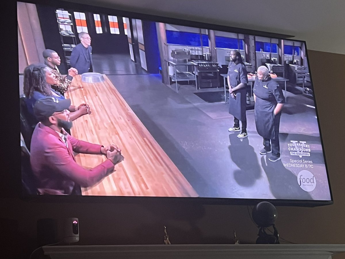 DrECFFloyd's tweet image. Not sure if this is a #BHM initiative, but this is a FIRST! An ALL BLACK judging panel AND two BLACK finalists?! 😳 #UnheardOf #Chopped