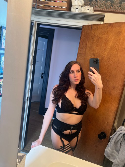 Be my Valentine? 💘 New subs join for free ➡️ https://t.co/tGf8nzE57X https://t.co/njNtPtpIzZ