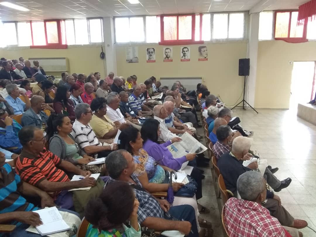 En #Bayamo realizamos la preparación a secretarios generales de núcleos para el desarrollo del proceso político sobre la implementación de las proyecciones de Gobierno para corregir distorsiones y reimpulsar la economía #GenteQueSuma <a href="/DiazCanelB/">Miguel Díaz-Canel Bermúdez</a> <a href="/DrRobertoMOjeda/">Dr. Roberto Morales Ojeda</a> <a href="/YudelkisOrtizB/">Yudelkis Ortiz Barceló</a>