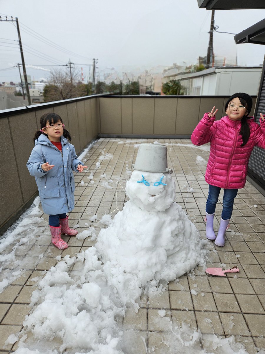 voyakick's tweet photo. 昨日は珍しく積雪…
ベランダで少ない雪かき集めて雪だるま作り⛄

楽しそうでなにより🙌 https://t.co/NfjWNlzrcX