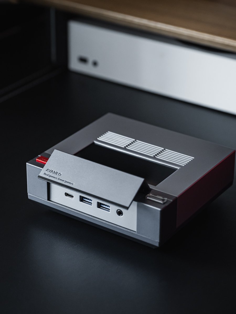 AYANEO__'s tweet photo. 🖥️✨ #AYANEO Retro Mini PC #AM02 - a powerful and stylish mini powerhouse that looks just as good on your desk as it performs! 💪🎮 Elevate your desktop experience with the perfect blend of aesthetics and performance. 🚀#minipc
🛒IGG Campaign: https://t.co/wIjppPKGwK https://t.co/Jtd8bEQB1d