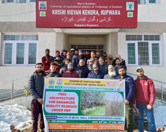 RisingKashmir's tweet photo. #HorticultureDivision of #SKUAST-K concludes 7-Day #E-#MDP training on #TreeArchitecture at #KVKKupwara
@skuast_kashmir
https://t.co/DkUrWI9Mes https://t.co/Z4d6Ms5zXY