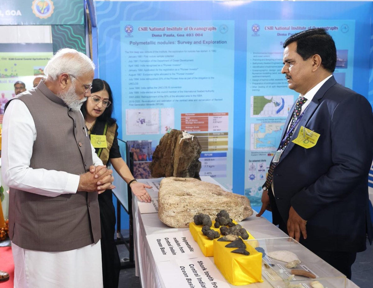 Hon. PM is explained about marine antiquity, polymetalic nodules and shark teeth at CSIR-NIO stall in the presence of Director CSIR-NIO Prof. Sunil Kumar Singh. @DrNKalaiselvi @CSIR_IND