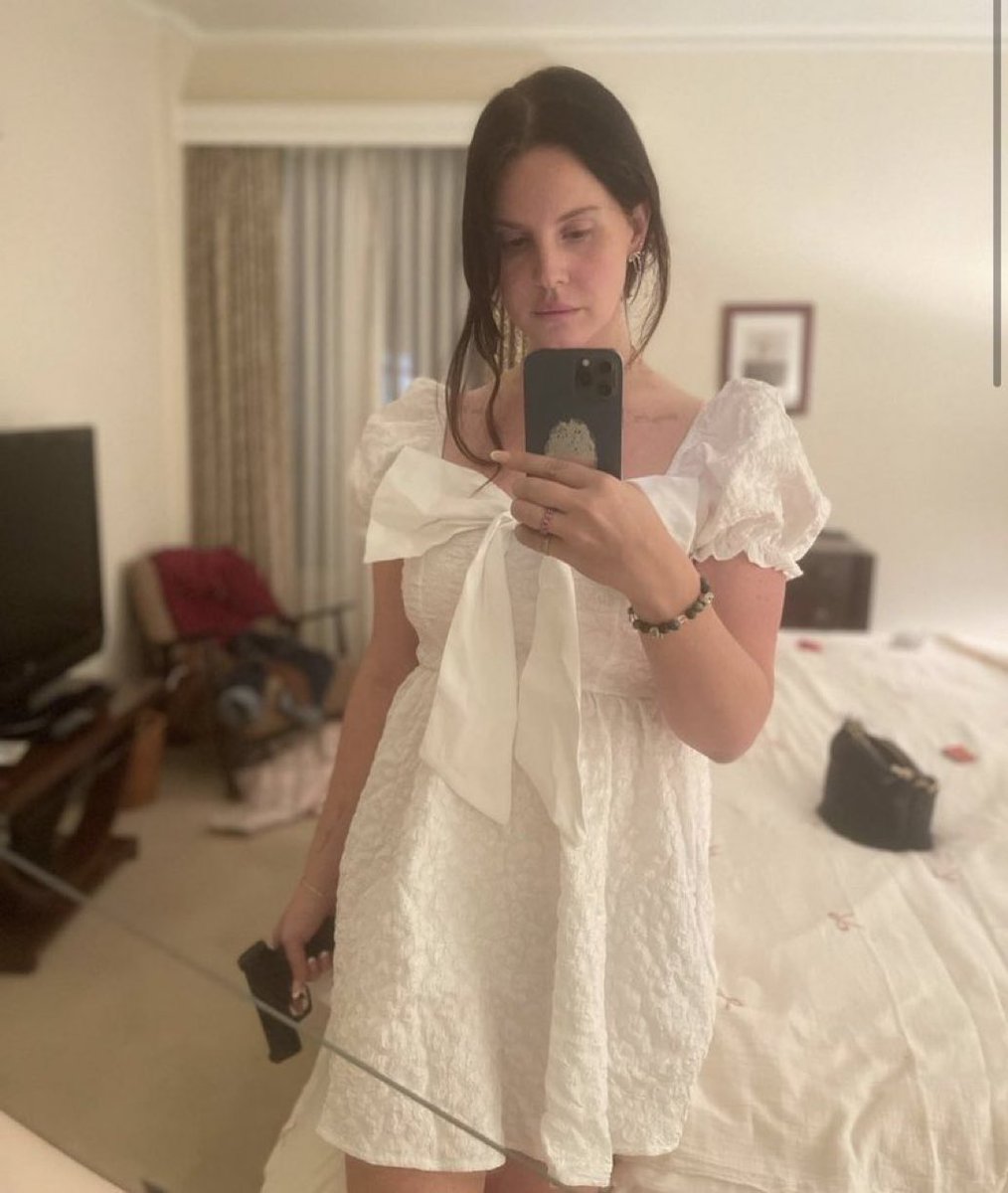 Lana Del Rey shares a new photo on Instagram