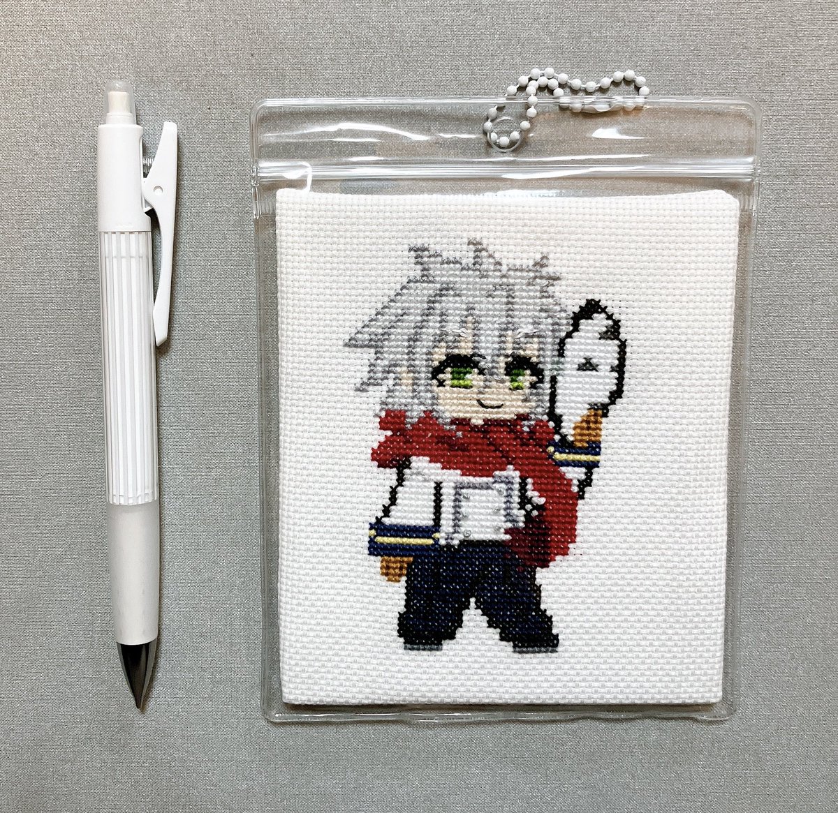 potepotepotekon's tweet photo. 行橋未造のクロスステッチ、少しだけお顔周りの刺繍足してどうにかキーホルダー完せ…デカいな… https://t.co/v3uSYbO24K