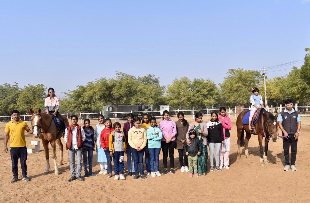 #KonarkCorps hosted members of #Navjeevan Sansthan, an #NGO providing selfless care to orphans & elderly citizens at #Jodhpur Military Station.Witnessing their curiosity, respect, eagerness to learn & admiration of #IndianArmy filled us with pride

#ProgressingJk #Nashamuktjk