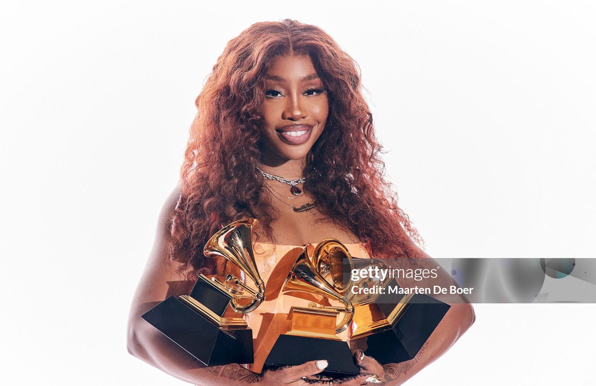 SZACRAVE's tweet photo. SZA with her 3 new Grammy wins. https://t.co/poLyxPveiW