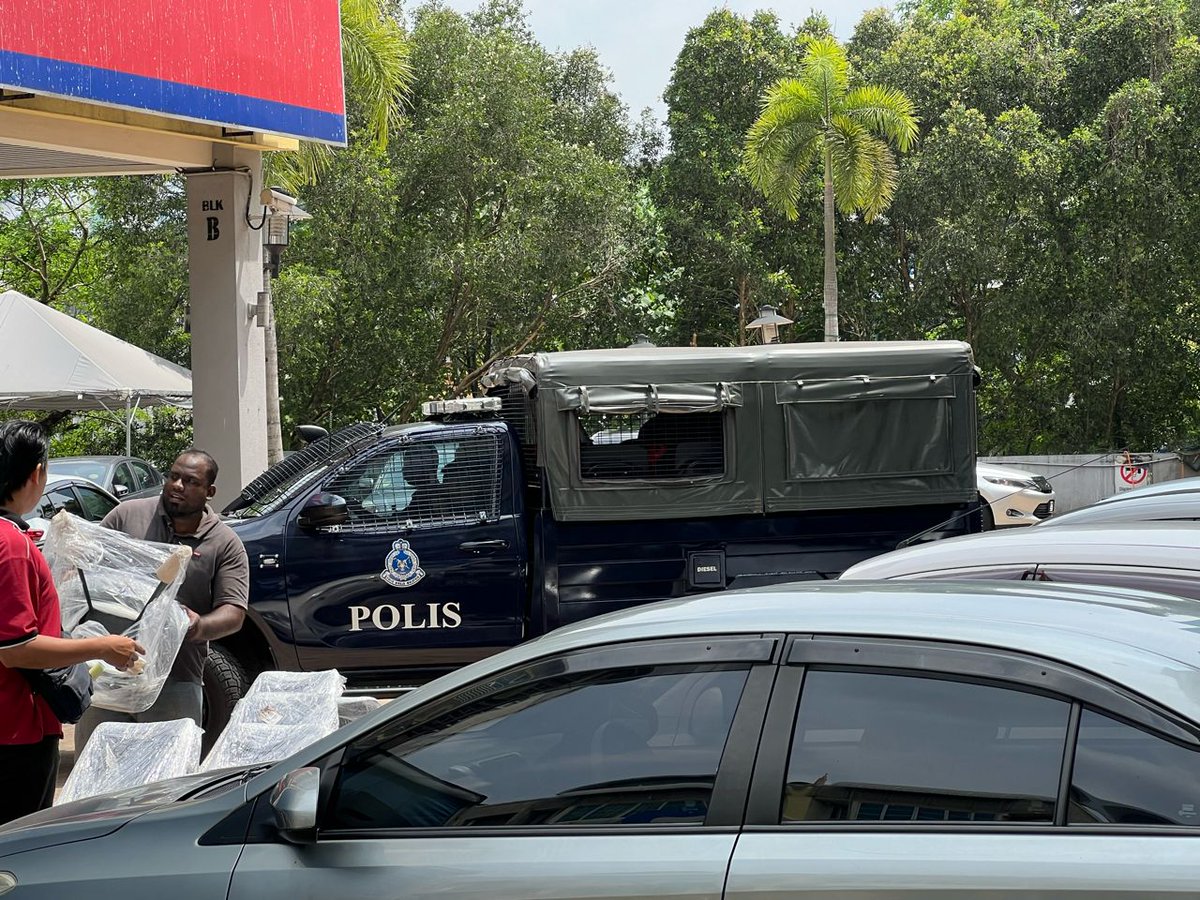 bersihofficial's tweet image. Lama tak jumpa. Apa khabar reformasi? @saifnasution 

Heavy police presence at BERSIH office following press conference on Najib's pardon and tuntutan #Reformasi100peratus . Is intimidation really the message that the Madani government wants to send?