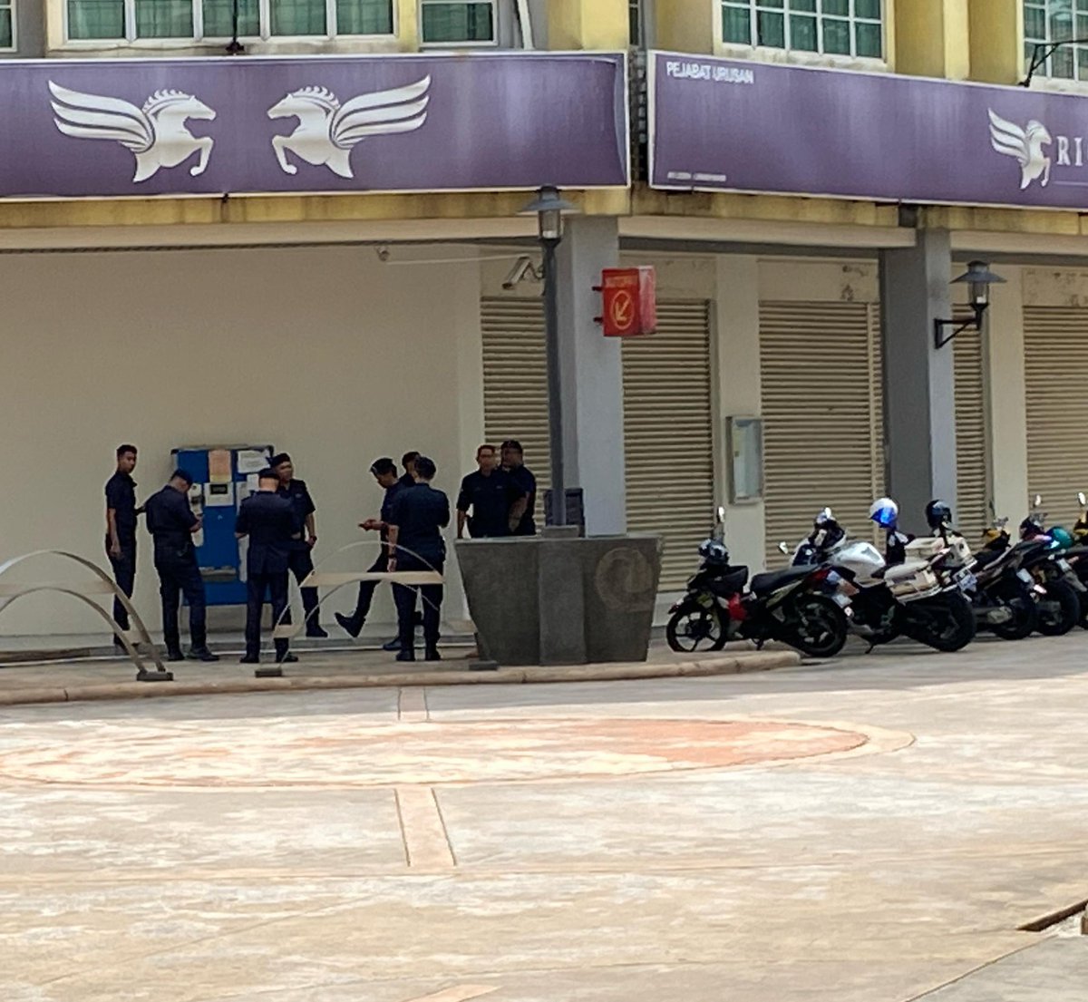bersihofficial's tweet image. Lama tak jumpa. Apa khabar reformasi? @saifnasution 

Heavy police presence at BERSIH office following press conference on Najib's pardon and tuntutan #Reformasi100peratus . Is intimidation really the message that the Madani government wants to send?