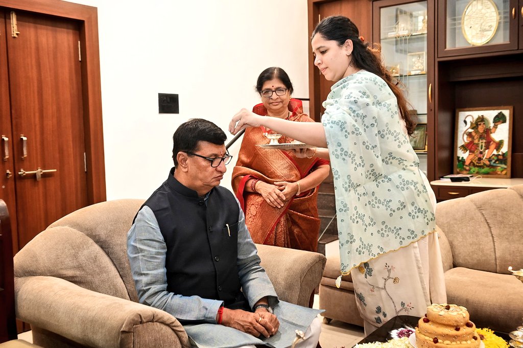 JayaThoratINC's tweet photo. लोकनेते बाळासाहेब थोरात साहेब यांचे वाढदिवसाच्या निमित्ताने औक्षण करून आरोग्याची काळजी घेण्याचा प्रेमळ आग्रह धरला.
#HBDBBT https://t.co/exfgjp8wK3