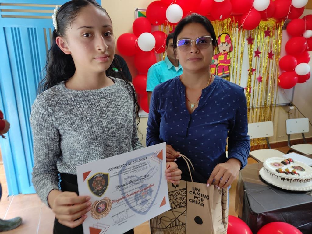 OJOVISUAL's tweet photo. *YÁFER*
FEBRERO 0624
@OJOVISUAL POR LOS CAMINOS DE ANTIOQUIA.
-EN GIRALDO LOS PRIMEROS ESTUDIANTES BRIGADISTAS DE LA INSTITUCIÓN EDUCATIVA LUIS ANDRADE VALDERRAMA, SE CERTIFICARON EN ESTE ASPECTO EN PRIMEROS AUXILIOS GRACIAS FORMACIÓN ENTREGADA POR EL CUERPO DE BOMBEROS LOCALES https://t.co/bAqaXqm0Bf