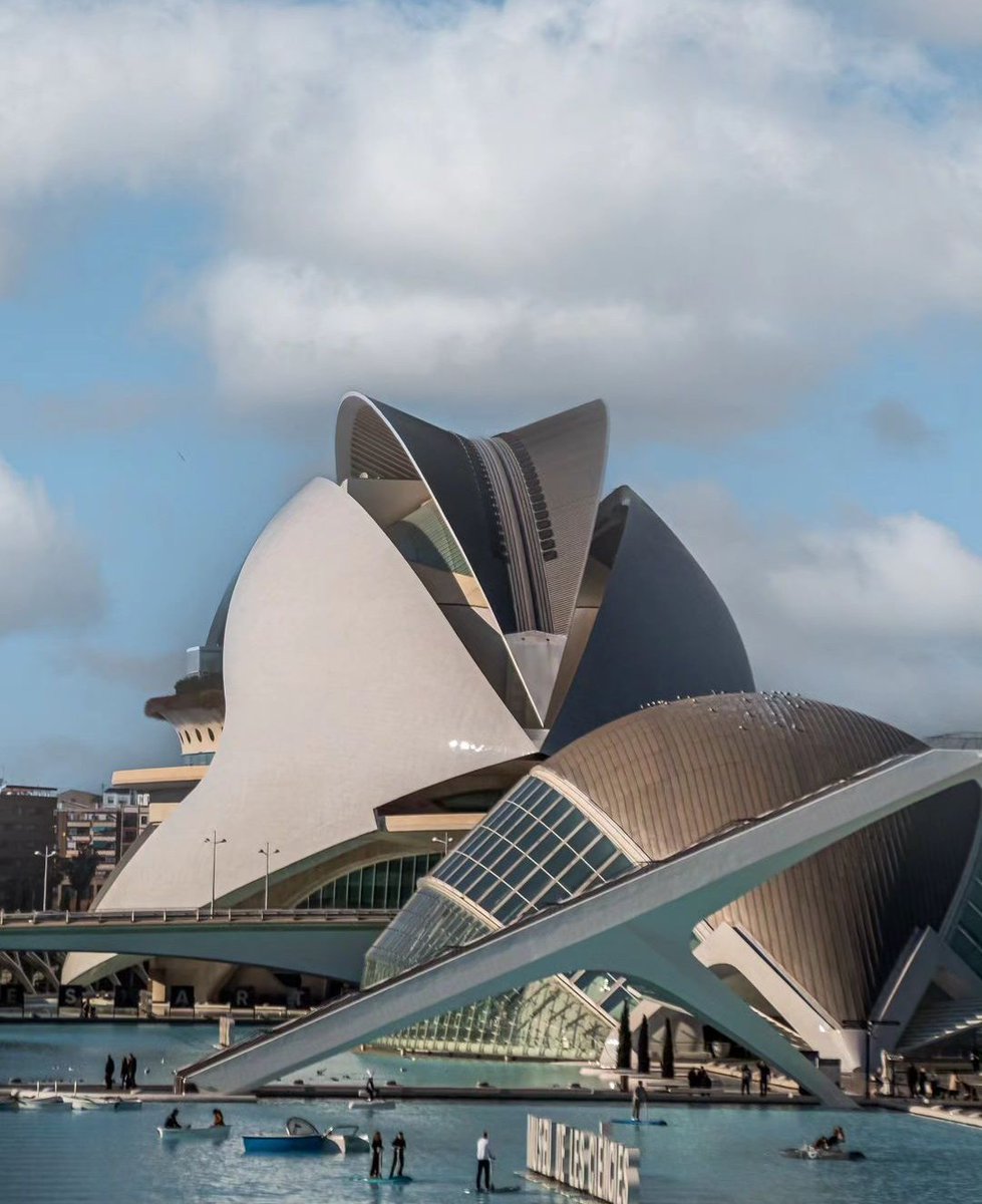 Ciudad de las Artes y las Ciencias 😍🩵.

📍 Valencia ,🇪🇸.

📸 @ walpurgys 
.
#valenciamitica #valenciamítica #ciudaddelasartesylasciencias #comunidadvalenciana #comunitatvalenciana #mrgusta #like #megusta #follow #picture #pic #modern #goodtime #españa #spain