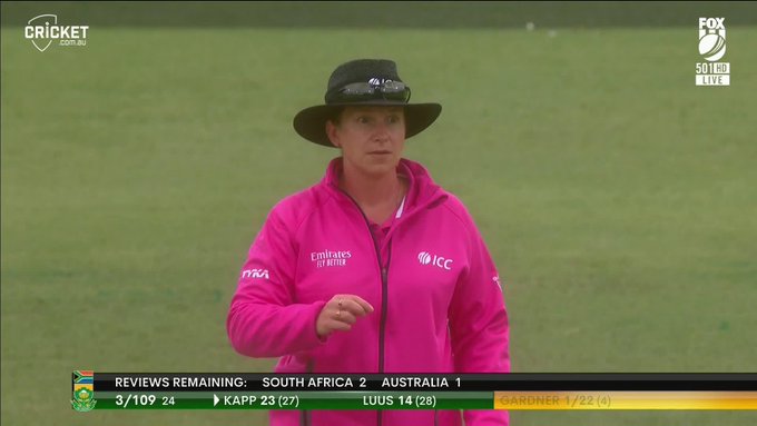  When you get the call right ... but the signal wrong! 🤣 📹 Credits: Twitter/cricketcomau