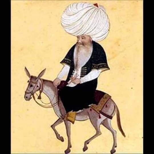 moona_sikander's tweet photo. " ملا دو پیازہ" کا اصل نام "ابوالحسن بن ابو المحاسن بن ابو المکارم"  تھا۔ مکّہ معظمہ کے قریب شہر طائف میں (عرب) میں 1540؁ کو پیدا ہوئے۔فطری طور پر ہنسوڑ اور ظریف تھے۔ ہنسنا ہنسانا عادت ثانیہ تھی۔

اس کے والد اس کی سوتیلی ماں سے لڑ جھگڑ کر گھر سے نکل گئےتو یہ اپنے والد کی تلاش میں نکلےاور قافلہ در قافلہ پھرنے لگے۔آخرکار ایک ایرانی قافلے کے ہمراہ ایران پہنچے ۔ یہ وہ زمانہ تھا جب نصیر الدین ہمایوں ، شیر شاہ سوری سے شکست کھا کر امداد لینے ایران آیا ہوا تھا۔ہمایوں کے سپہ سالار بخش اللہ خان اور ایرانی سپہ سالار اکبر علی کی آپس میں گہری دوستی ہو گئی تھی۔ابو الحسن کی خوش مزاجی ، لطیفہ گوئی اور حاضر جوابی نے سپہ سالار بخش اللہ خان کو بے حد متاثر کیا۔اس نے سپہ سالار اکبر علی سے ابوالحسن کو بطور یادگار مانگ لیا۔

شو مئی قسمت ابو الحسن کا مربی سپہ سالار بخش اللہ خان کابل کے ایک محاصرے میں مارا گیا، اور ابو الحسن فوج کے ہمراہ ہندوستان پہنچا۔

1556؁میں ماچھی واڑے کی لڑائی کے بعد ابو الحسن دہلی آ کر رہنے لگا۔ اس وقت ابو الحسن کی عمر 15،16 برس تھی مگر علم خاصا تھا۔ابو الحسن نے دنیا سے بیزار ہو کر شمس الامراء محمد خان لودھی کی مسجد میں ٹھکانا کر لیا۔علم کے اظہار اور خوش الحانی سے قرآن پڑھنے کا وصف بھی تھا، لہٰذا سب ابو الحسن کو " ملاّ جی ، ملاّ جی" کہنے لگے۔

رفتہ رفتہ ان کی خوش خلقی اور لطیفہ گوئی نے شہر بھر میں دھوم مچا دی۔ایک روز ملاّ جی ایک امیر کے ہاں دعوت پر گئے،وہاں ان کو ایک قسم کا کھانا بہت پسند آیاجو شخص ان کے برابر میں دسترخوان پر بیٹھا تھا اس سے دریافت کیا کہ اس کھانے کا نام کیا ہے؟جواب ملا اسے " دو پیازہ ". کہتے ہیں،کہ اس میں پکاتے وقت دو بار پیاز ڈالی جاتی ہے۔ ملاّ جی اس نام سے بہت خوش ہوئےاور یاد کر لیا، بلکہ عہد کر لیا کہ جب تک " دوپیازہ" دسترخوان پر نہ ہوگا وہ کسی کی ضیافت قبول نہ کریں گے۔

ملاّ جی کی یہ معصوم اور البیلی ادا بھی لوگوں کو بہت پسند آئی، پس لوگوں نے ملاّ جی کی دو پیازہ سے یہ رغبت دیکھ کر ان کا نام ہی  "ملاّ دو پیازہ"  رکھ دیا اور یہی نام انکی  وجۂ شہرت بنا، اور اصل نام ابو الحسن بس پردہ رہ گیا۔

علامہ ابو الفیضی(ثم فیاضی)اور علامہ ابو الفضل دونوں بھائی ہی ملاّ دوپیازہ کے ہم جلیس اور مداح تھے۔علامہ فیضی اور ملاّ دوپیازہ کی دوستی تو یہاں تک بڑھی کہ علامہ فیضی نے عبادت خانہ الہٰی کا انتظام و انصرام ملاّ دوپیازہ کے سپرد کر دیا،اور شہنشاہ اکبر تک ان کو پہنچا دیا۔یوں قدرت نے انہیں ان کے صحیح مقام پر لا کھڑا کیا۔ ملاّ دوپیازہ کی ظرافت دربار میں پھلجھڑی چھوڑتی، باہر کا رخ کرتی تو کیا امیر کیا غریب سبھی سے خراج وصول کرتی۔

شہنشاہ اکبر کے دور میں ایک ایرانی عالم اور ملا دو پیازہ کا مشہور تاریخی مناظرہ منسوب کیا جاتا ھے ۔جس میں شرکا کو زبان کی بجائے صرف اشاروں سے کام لینا تھا رویت کے مطابق جب ایرانی عالم اور ملا دو پیازہ آمنے سامنے بیٹھ گئے تو ایرانی عالم نے اپنی انگشت شہادت بلند کی ،ملا نےجواب میں اپنی انگشت شہادت اور درمیانی انگلی ایرانی کے چہرے کے سامنے لہرائی ایرانی نے اثبات میں سر ہلایا ۔اُس کے بعد اُس نے اپنا داہنا ہاتھ پھیلا کر ملا کے سامنے کیا جواب میں ملا نے داہنا ہاتھ مٹھی کی صورت میں بند کیا اور ایرانی کے سامنے مکّے کی طرح بلند کیا ایرانی نے ستائش کے انداز میں سر ہلایا

پھر ایرانی عالم  نے اپنے آدمی کے کان میں کچھ کہا اور اُس نے اپنی جیب سے انڈا نکال کر ملا کے سامنے رکھ دیا ۔ملا نے ایک نظر اُسے دیکھا اور اپنے آدمی کے کان میں سرگوشی کی وہ ذرا سی دیر میں ایک پیاز لے آیا جسے ملا نے ایرانی کے رکھے ہوئے انڈے کے ساتھ رکھ دیا ایرانی نے بے ساختہ کھڑے ہو کر ملا کو گلے لگا لیا اور واخح الفاظ میں اپنی شکست تسلیم کرتے ہوئے ملا کی علمی قابلیت اور حاضر دماغی کی زبردست تعریف کی بادشاہ نے حسب اعلان اپنے گلے سے بیش قیمت موتیوں کی مالا اتار کر ملا کے گلے میں ڈال دی اور خلعت و زر نقد بھی عطا کیا ملا فتحیاب اور کامران دربار سے رخصت ہو گیا

بعد میں شہنشاہ نے ایرانی عالم سے سوال و جواب کی 
تشریح چاہی تو اُس نے کہا :-
" جہاں پناہ آپ کا عالم بے حد ذہین ، غضب کا حاضر دماغ اور علم و فن کا استاد ہے ۔ میں نے اپنی انگشت شہادت سے اشارہ دیا کہ" اللہ ایک ہے " - - ملا نے جواب میں دو انگلیاں دکھا کر واضح کیا کہ" مسلمانوں کے لیے اللہ اور اُس کے رسول صلی اللہ علیہ وسلم دونوں پر ایمان لانا ضروری ہے" -

جواب درست تھا ۔پھر میں نے ہاتھ سے اشارہ دیا کہ " قادر مطلق کی کائنات ہتھیلی کی طرح وسیع اور پھیلی ہوئی ہے" - - - ۔جواب ملا کہ "اس کے باوجود وہ اللہ کریم کے مکمل قبضہ قدرت میں ہیں اس طرح جیسے مٹھی میں بند کوئی چیز" ۔
👇