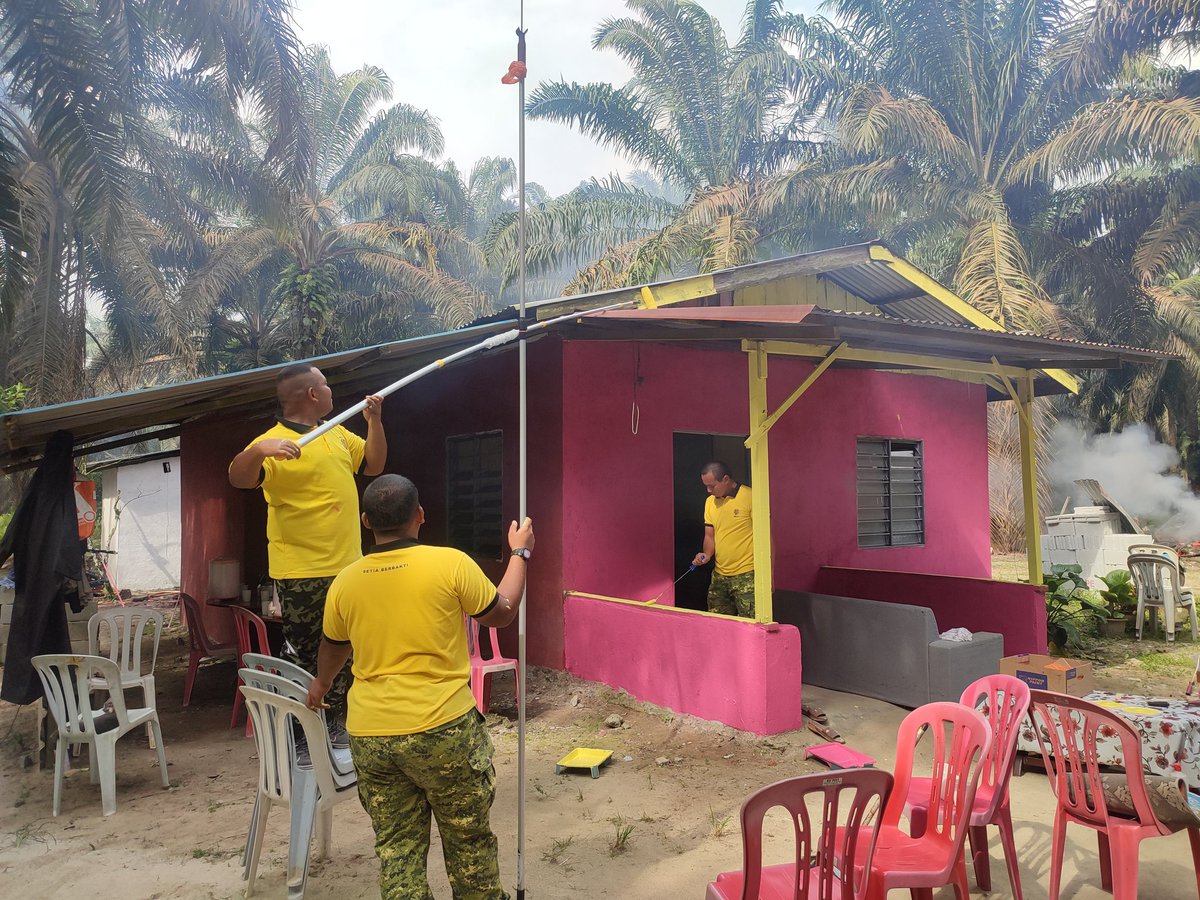 RelaKluang's tweet photo. KHIDMAT BAKTI RELA - GOTONG-ROYONG BAIK PULIH RUMAH

Tarikh : 7 Februari 2024 (Rabu)
Tempat : Kg GSA Chamek, Paloh

@KDNPUTRAJAYA @relamalaysia @yahyakgc @RELA_Johor @abdaziz_sidi

#SetiaBerbakti https://t.co/tAYj6griKx