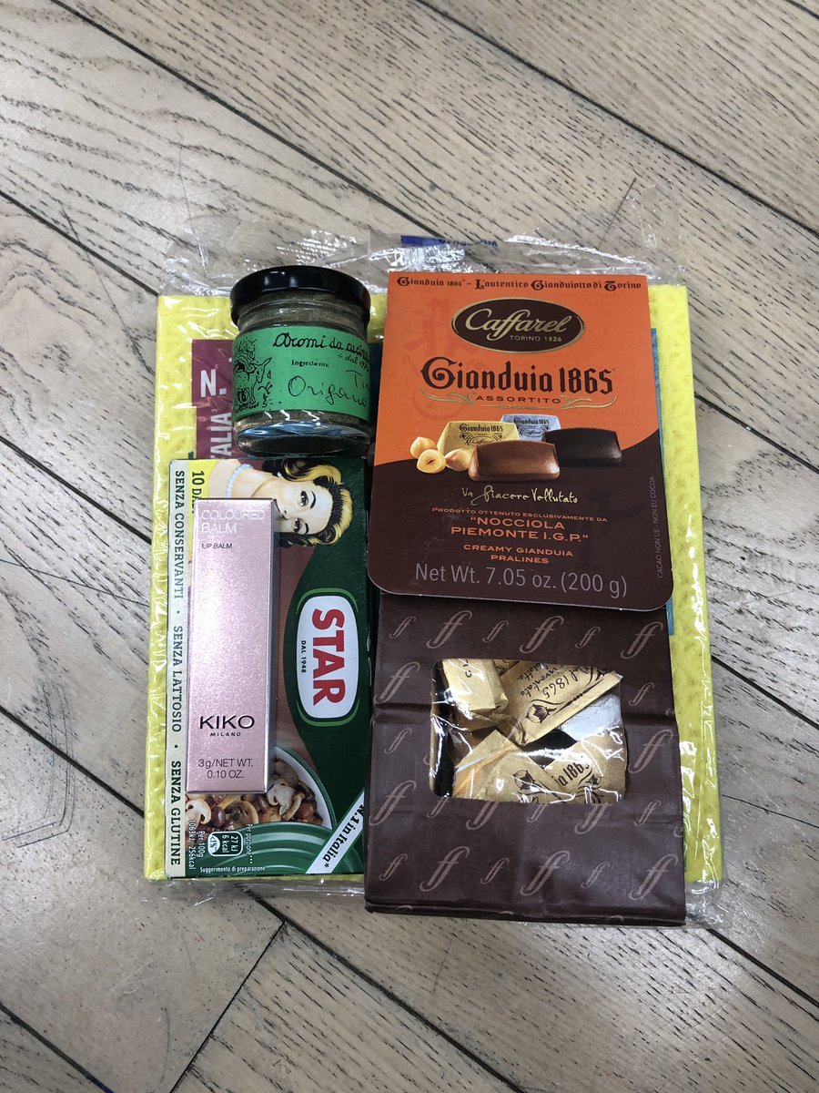 mlniworking22's tweet photo. イタリアからたくさん持って帰ったお土産達！個人的にこのスポンジクロスはスーパーで売ってて見た目は可愛くないけれど、本当に使えるやつ✨シンクも机も鏡も全部綺麗にできる👀実家用に大量購入品🇮🇹 https://t.co/NsdXtrUGIb