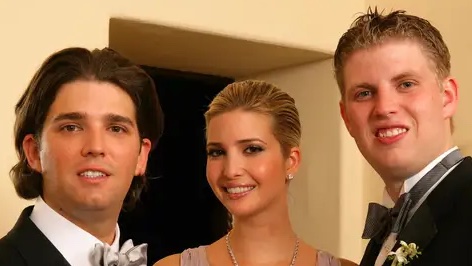 anyonewantchips's tweet photo. Turns out a pro-Trump super PAC paid Ivanka Trump $2.3M &amp; paid an additional $5.3M to Ivanka, Don Jr &amp; Eric Trump for legal fees that have nothing to do with Trump’s reelection campaign - because rotten apples don’t fall far from the rotten tree. https://t.co/jraaVjgLlx
