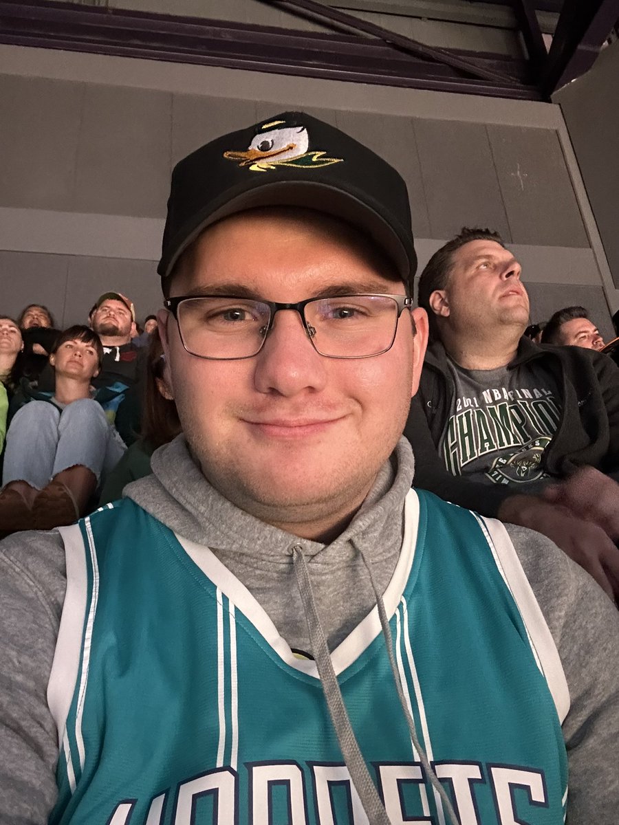 TannerCraker's tweet photo. As one one the few people from wisconsin at bucks vs suns game wearing a oregon hat and hornets jersey https://t.co/MdwpmcHp9S