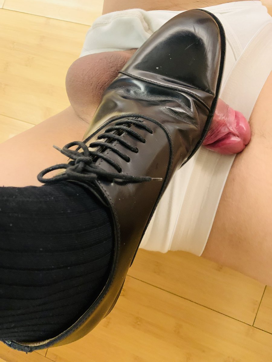 CRs3qzyikd8qFxZ's tweet photo. 骚儿子喷爹一皮鞋。 https://t.co/5pANb6pKda
