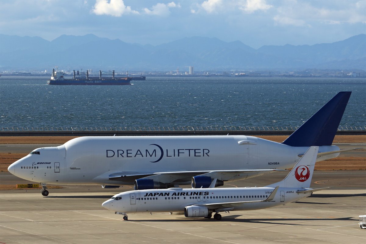 先ほどセントレアにボーイング747LCFドリームリフターが到着しました
