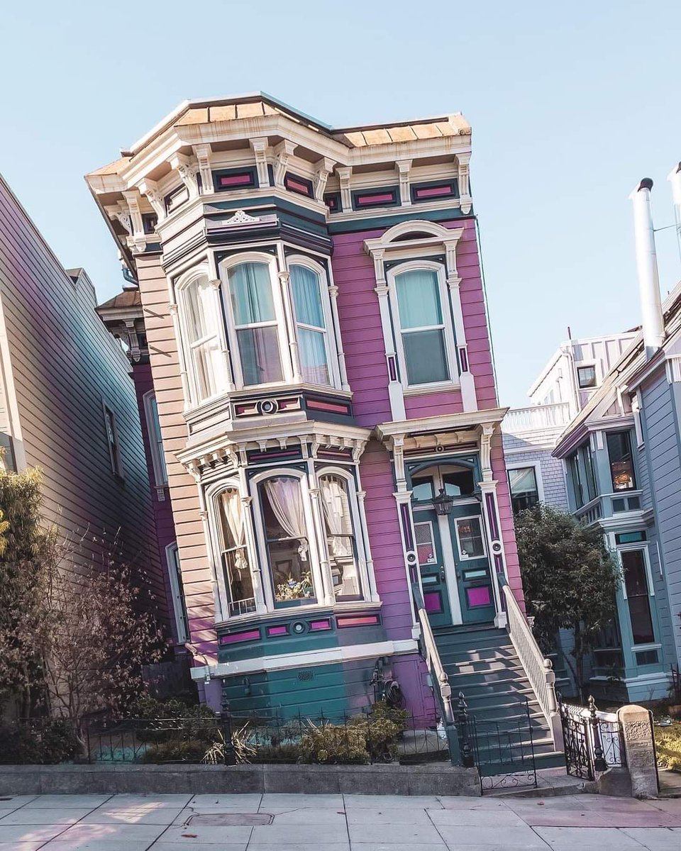 Those houses of San Francisco. 
.
📸 @sf.beforesunset

#conexaoamerica
#sf #sanfrancisco #sfgate #secret_sanfrancisco #sfeveryday #howsfseessf #bayarea #sflove #sanfranciscobayarea #victorianhouses #california