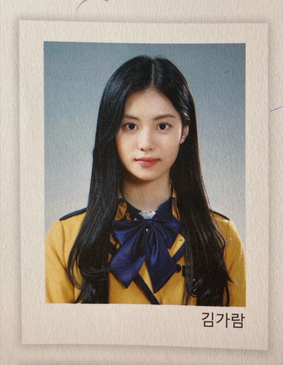 kgrmthinkr's tweet photo. Kim Garam graduation photos  🥹🤏🏻

🔖 | However, she didn’t attend the graduation ceremony to avoid the press. https://t.co/SaAep6QXsv