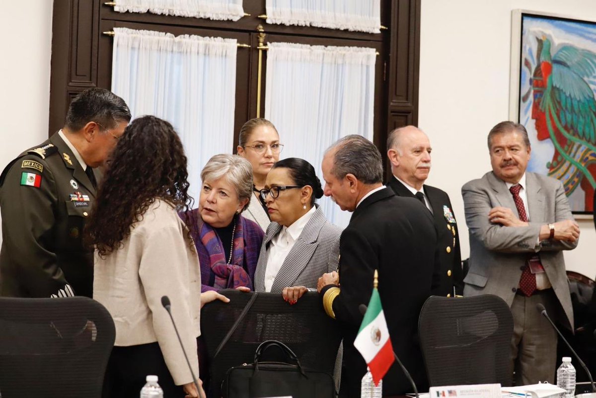 aliciabarcena's tweet photo. Fructífero encuentro entre 🇲🇽 y 🇺🇸 que refleja el espíritu de cooperación y asociación estratégica para construir una región próspera y segura en beneficio de nuestros pueblos. Gracias @LuisaAlcalde @rosaicela_ @Luis_C_Sandoval @AlmiranteSrio @arturomedinap @FGRMexico https://t.co/UB2KhqM7Qj