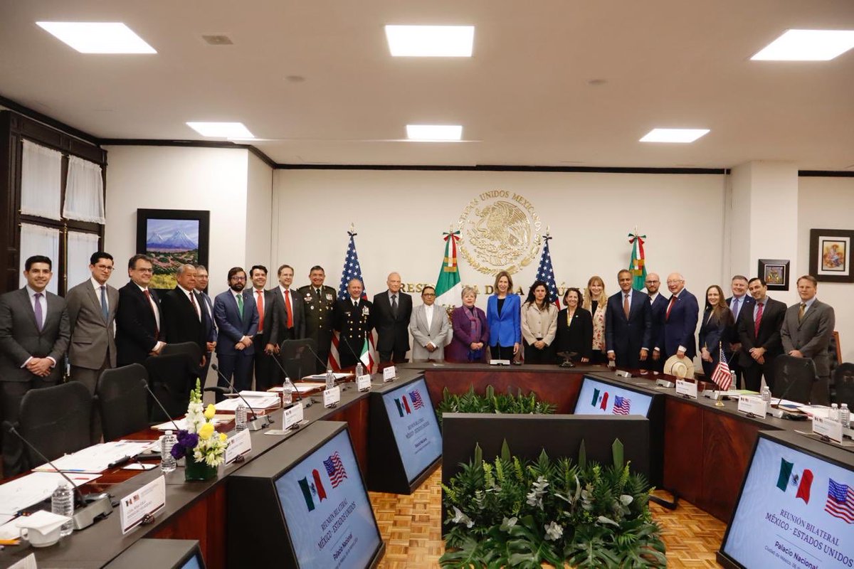 aliciabarcena's tweet photo. Fructífero encuentro entre 🇲🇽 y 🇺🇸 que refleja el espíritu de cooperación y asociación estratégica para construir una región próspera y segura en beneficio de nuestros pueblos. Gracias @LuisaAlcalde @rosaicela_ @Luis_C_Sandoval @AlmiranteSrio @arturomedinap @FGRMexico https://t.co/UB2KhqM7Qj