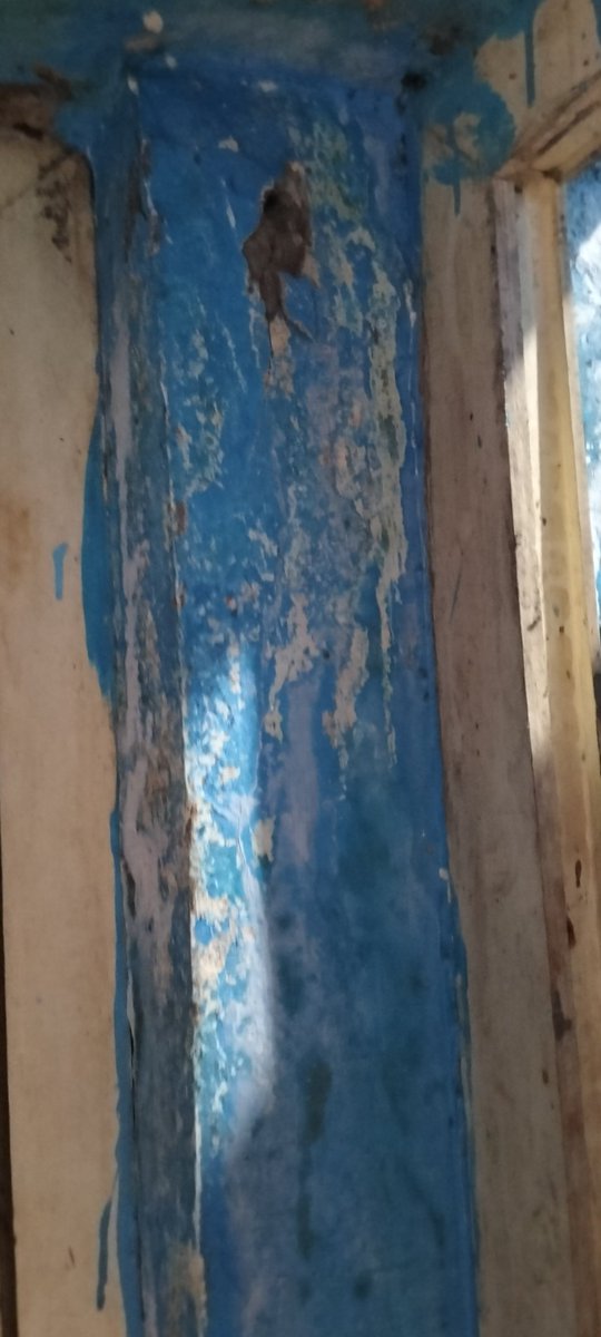_broken__me's tweet photo. As a concerned resident of 30E, I urgently bring to attention the imminent danger posed by water leakage from bathroom roofs in our quarters. The risk of building collapse threatens our safety. Your prompt intervention is earnestly requested to address this critical issue.#DRMLJN https://t.co/EwAlaN5nhg